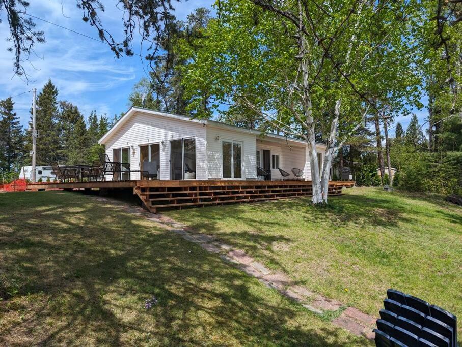 Chic refuge sur le bord de l'eau et des sentiers motoneiges!