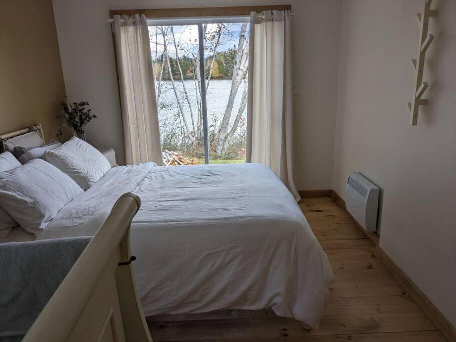 Chic refuge sur le bord de l'eau et des sentiers motoneiges!