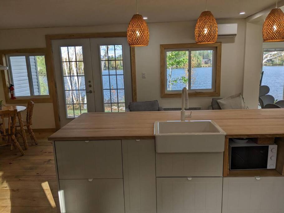 Chic refuge sur le bord de l'eau et des sentiers motoneiges!