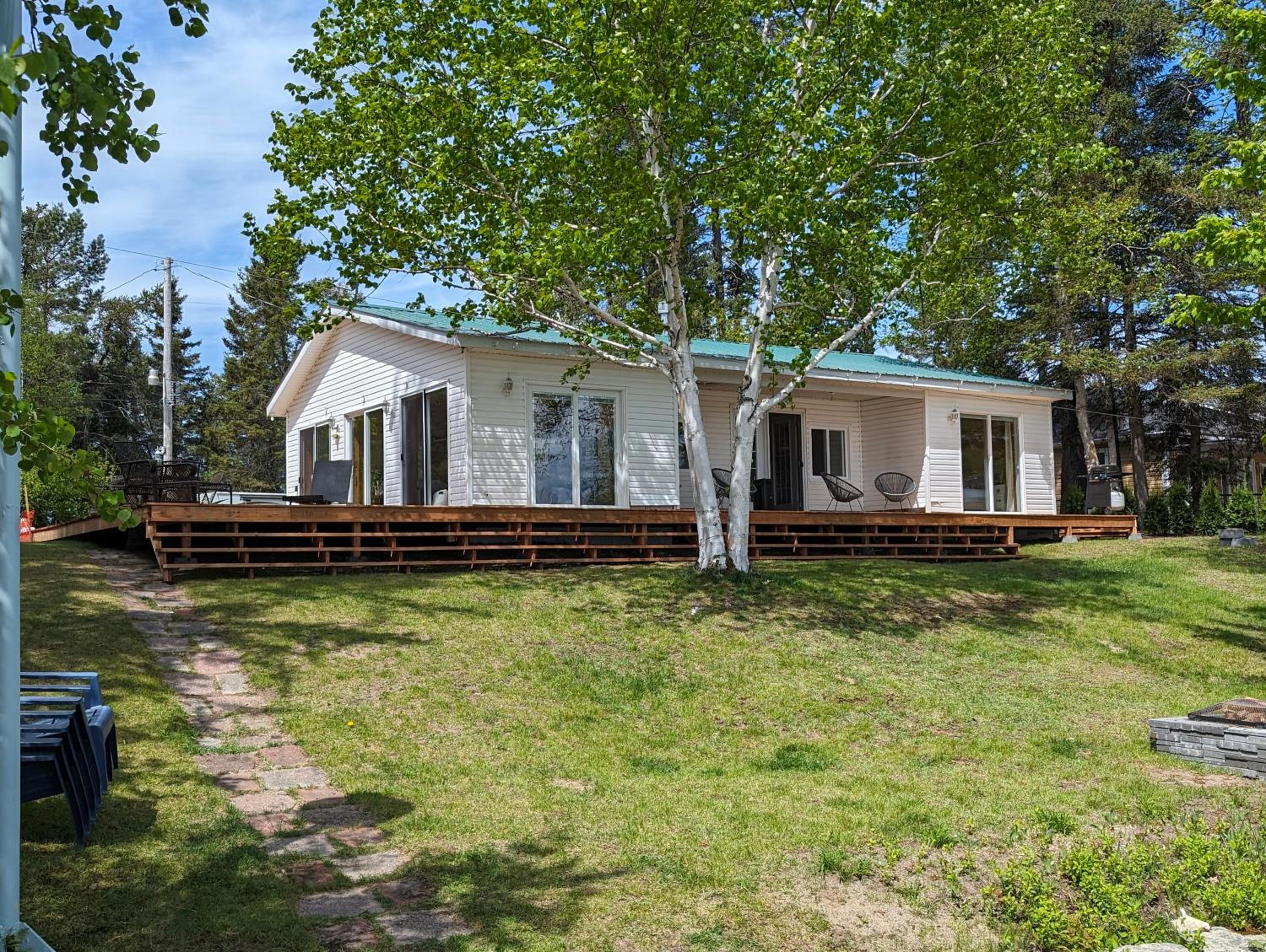 Chic refuge sur le bord de l'eau et des sentiers motoneiges!