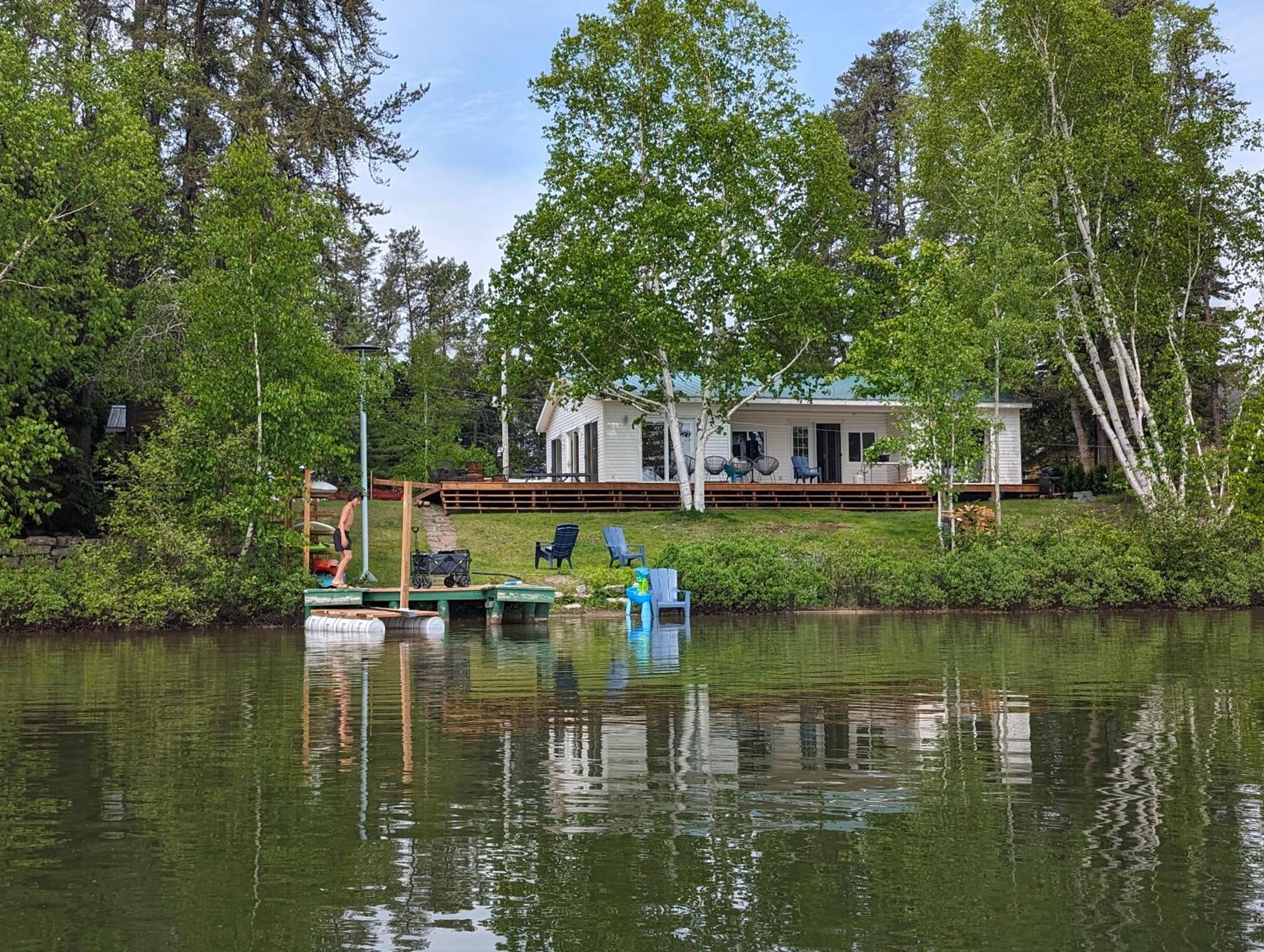 Chic refuge sur le bord de l'eau et des sentiers motoneiges!