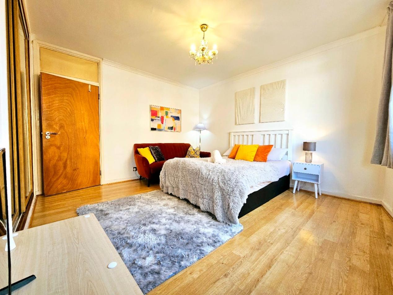 Bright & Spacious Home in Building with Lift, right next to Bayswater Station - Walk to Kensington Palace, Hyde Park, Little Venice & Notting Hill