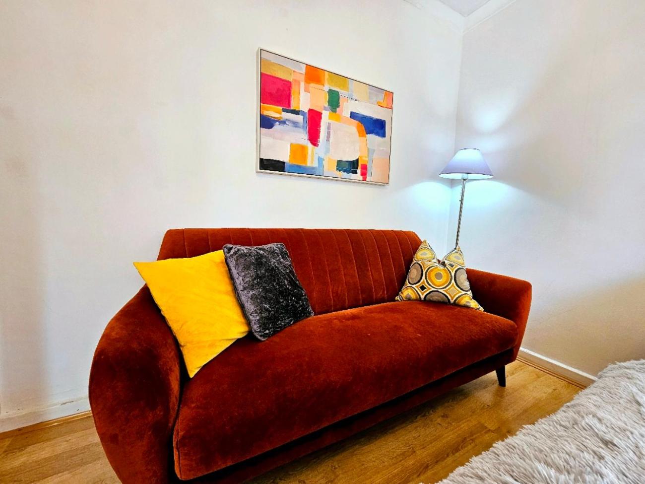 Bright & Spacious Home in Building with Lift, right next to Bayswater Station - Walk to Kensington Palace, Hyde Park, Little Venice & Notting Hill