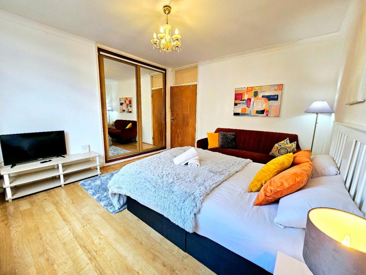 Bright & Spacious Home in Building with Lift, right next to Bayswater Station - Walk to Kensington Palace, Hyde Park, Little Venice & Notting Hill