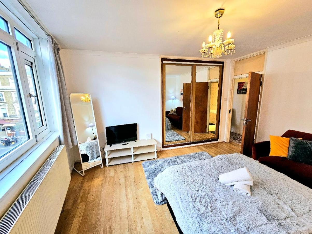 Bright & Spacious Home in Building with Lift, right next to Bayswater Station - Walk to Kensington Palace, Hyde Park, Little Venice & Notting Hill