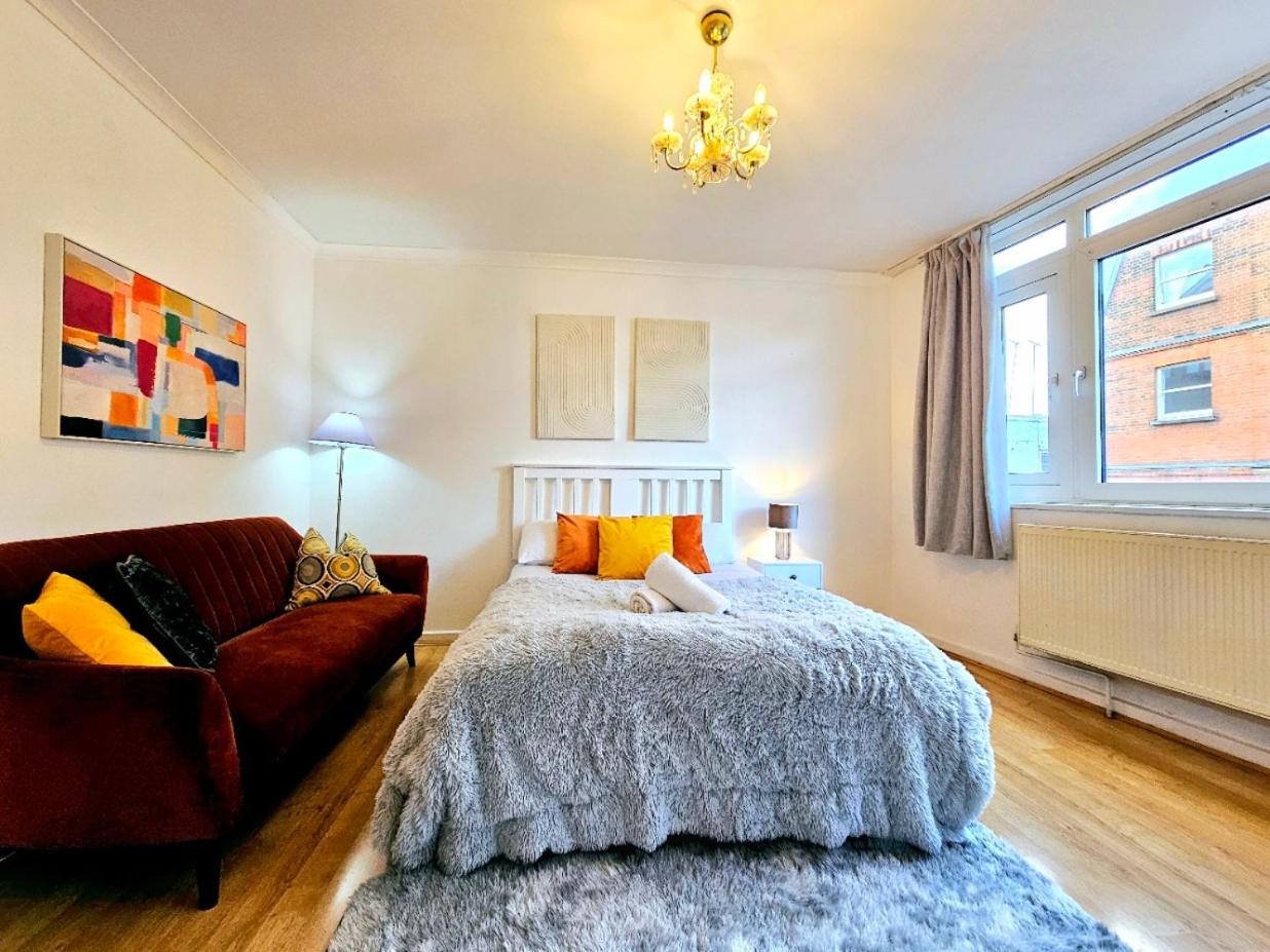 Bright & Spacious Home in Building with Lift, right next to Bayswater Station - Walk to Kensington Palace, Hyde Park, Little Venice & Notting Hill