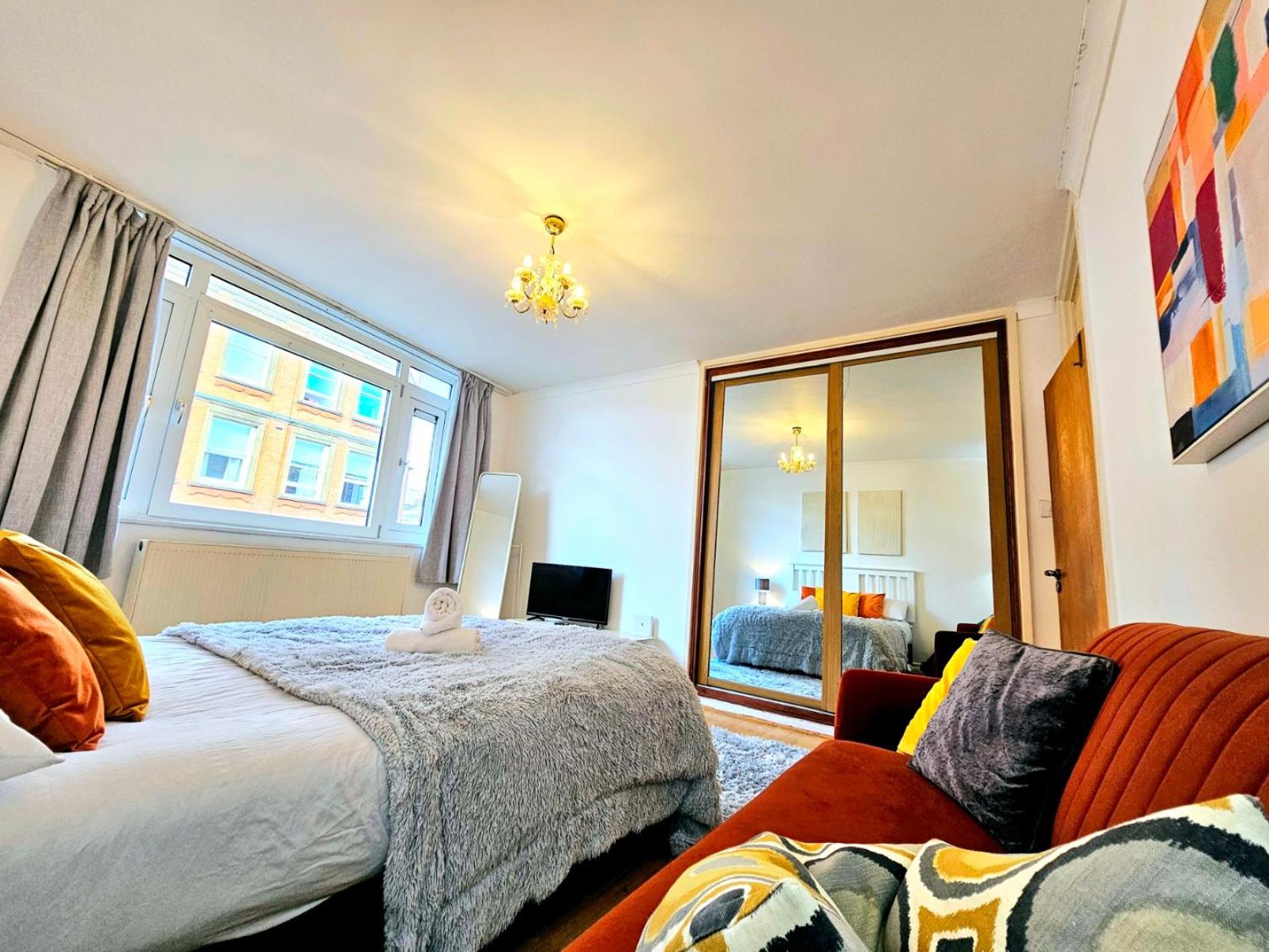 Bright & Spacious Home in Building with Lift, right next to Bayswater Station - Walk to Kensington Palace, Hyde Park, Little Venice & Notting Hill