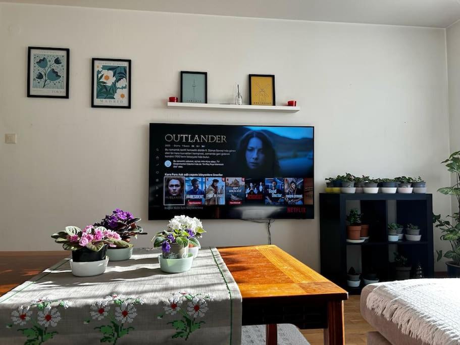 Cozy Villa between Airport&Center - Up to 8 person view 3