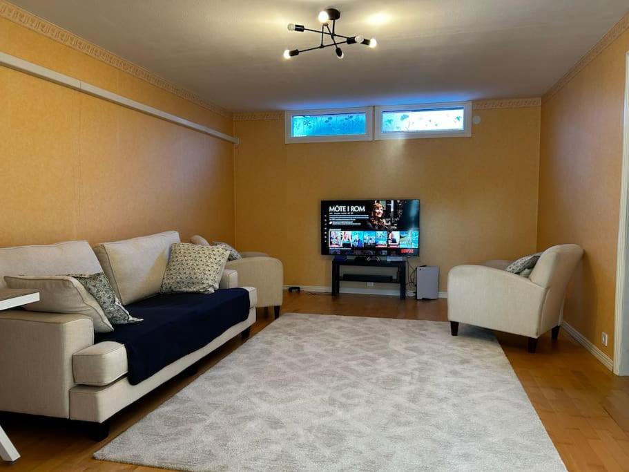 Cozy Villa between Airport&Center - Up to 8 person view 4