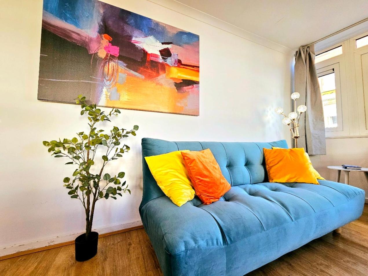 Bright & Spacious Home in Building with Lift, right next to Bayswater Station - Walk to Kensington Palace, Hyde Park, Little Venice & Notting Hill