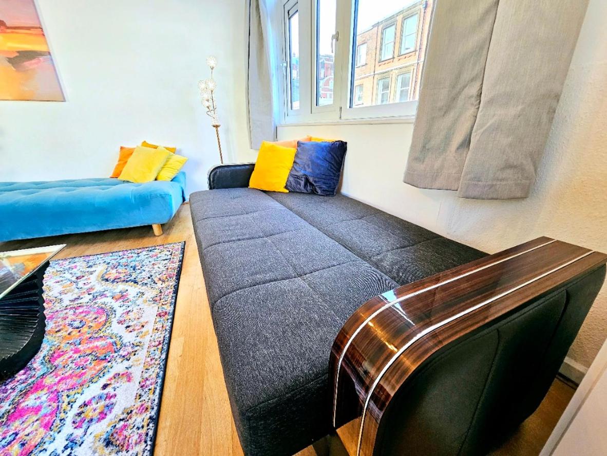 Bright & Spacious Home in Building with Lift, right next to Bayswater Station - Walk to Kensington Palace, Hyde Park, Little Venice & Notting Hill