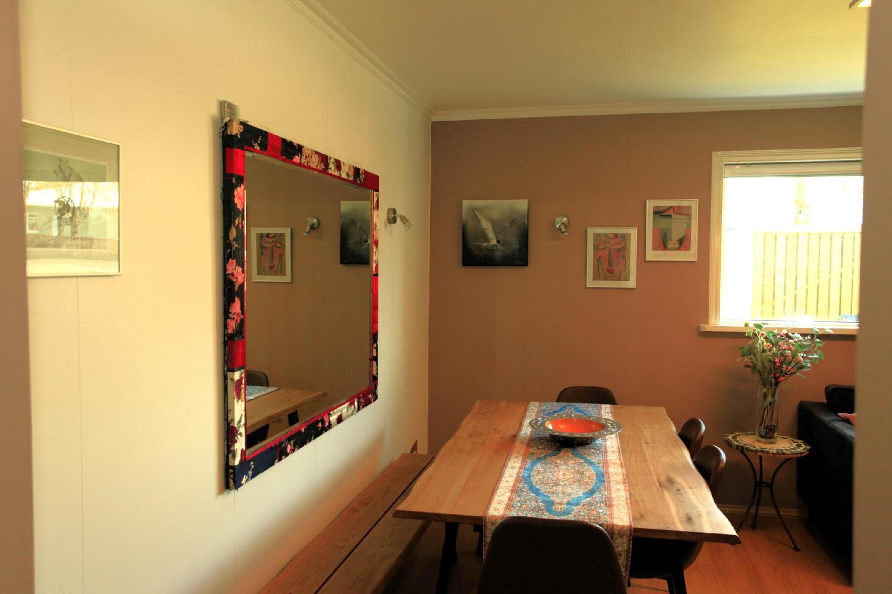 Comfortable 1 bedroom condo close to center view 5