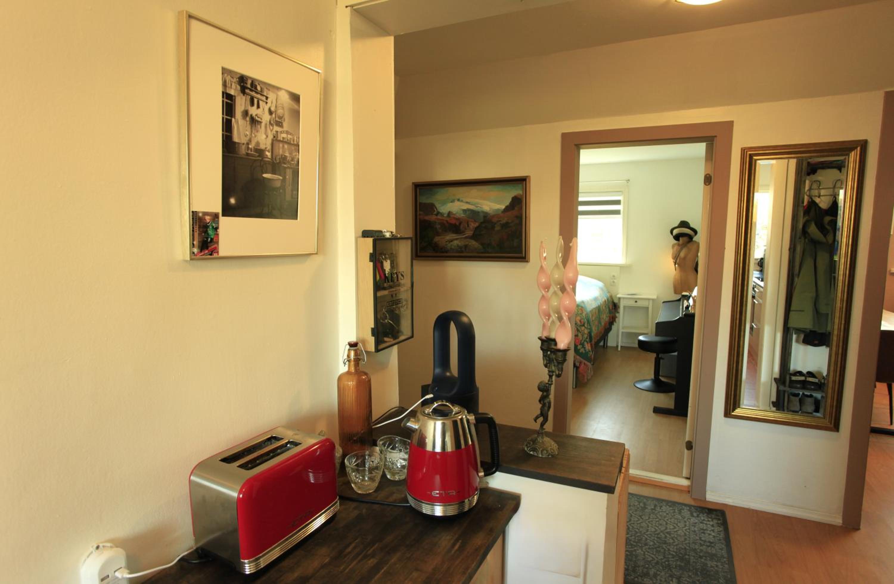 Comfortable 1 bedroom condo close to center view 3