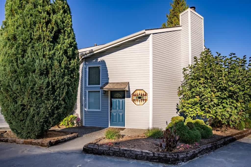 PNW Contemporary Retreat near Lake Sammamish view 3