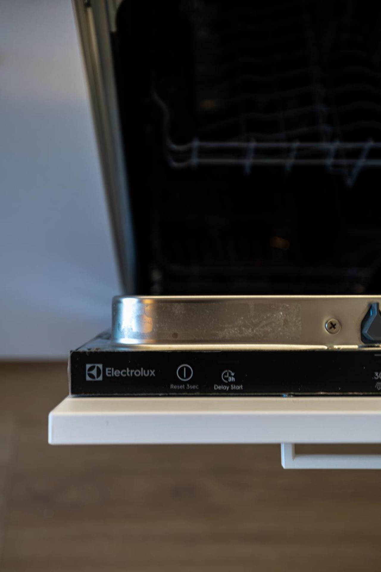 cohost I Brand New Apt, w-AC in a Central Location