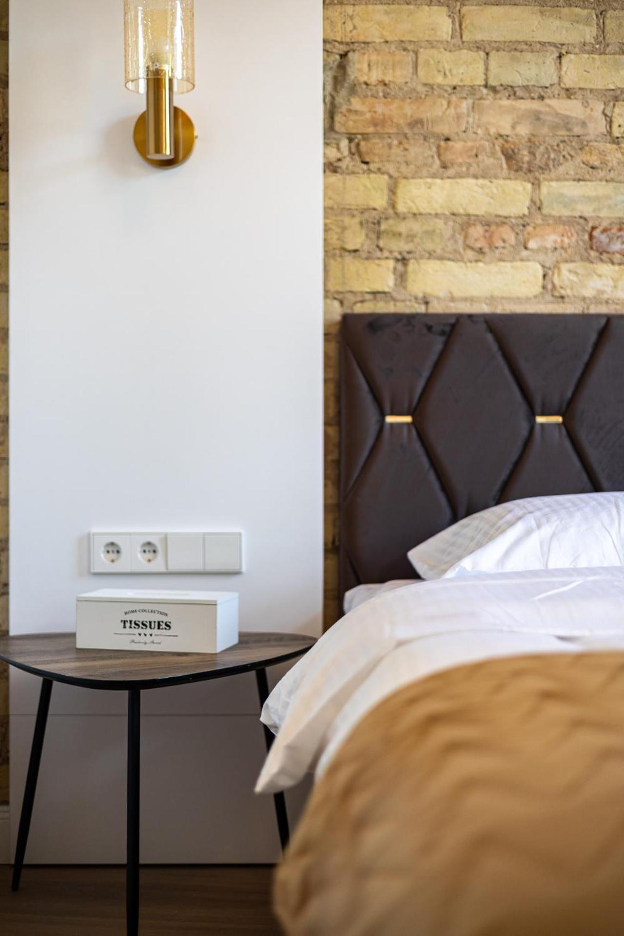 cohost I Brand New Apt, w-AC in a Central Location