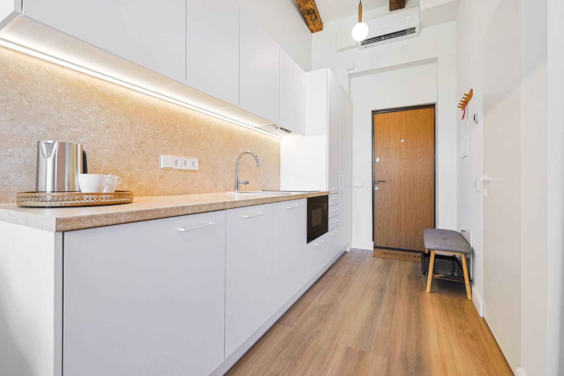 cohost I Brand New Apt, w-AC in a Central Location