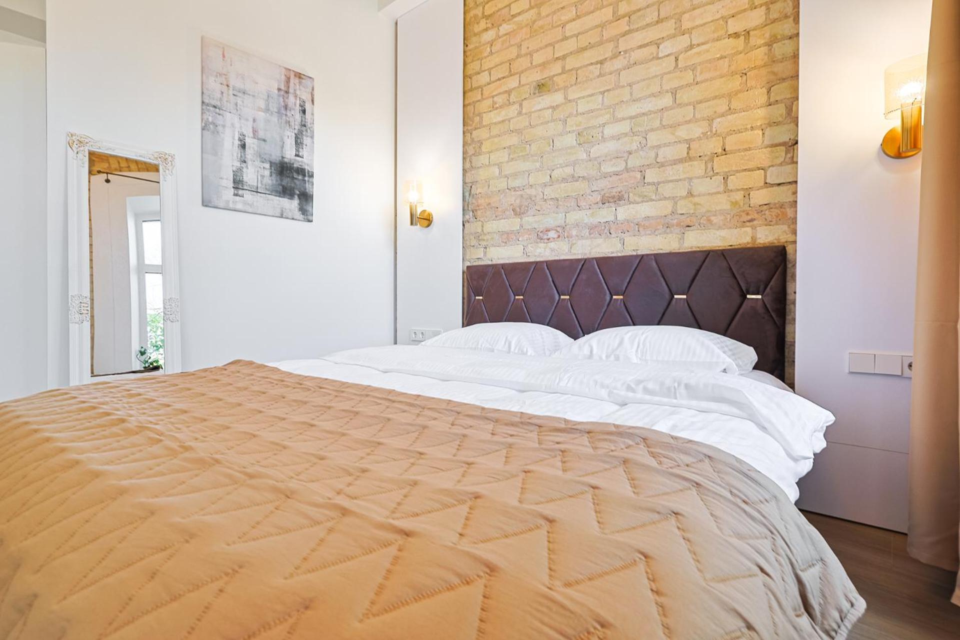 cohost I Brand New Apt, w-AC in a Central Location
