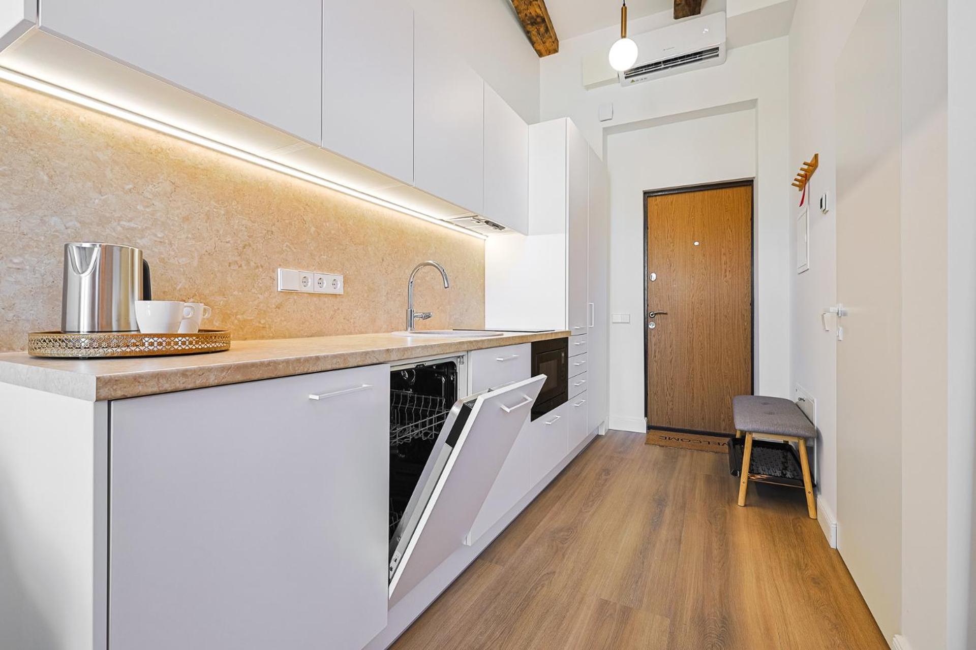 cohost I Brand New Apt, w-AC in a Central Location