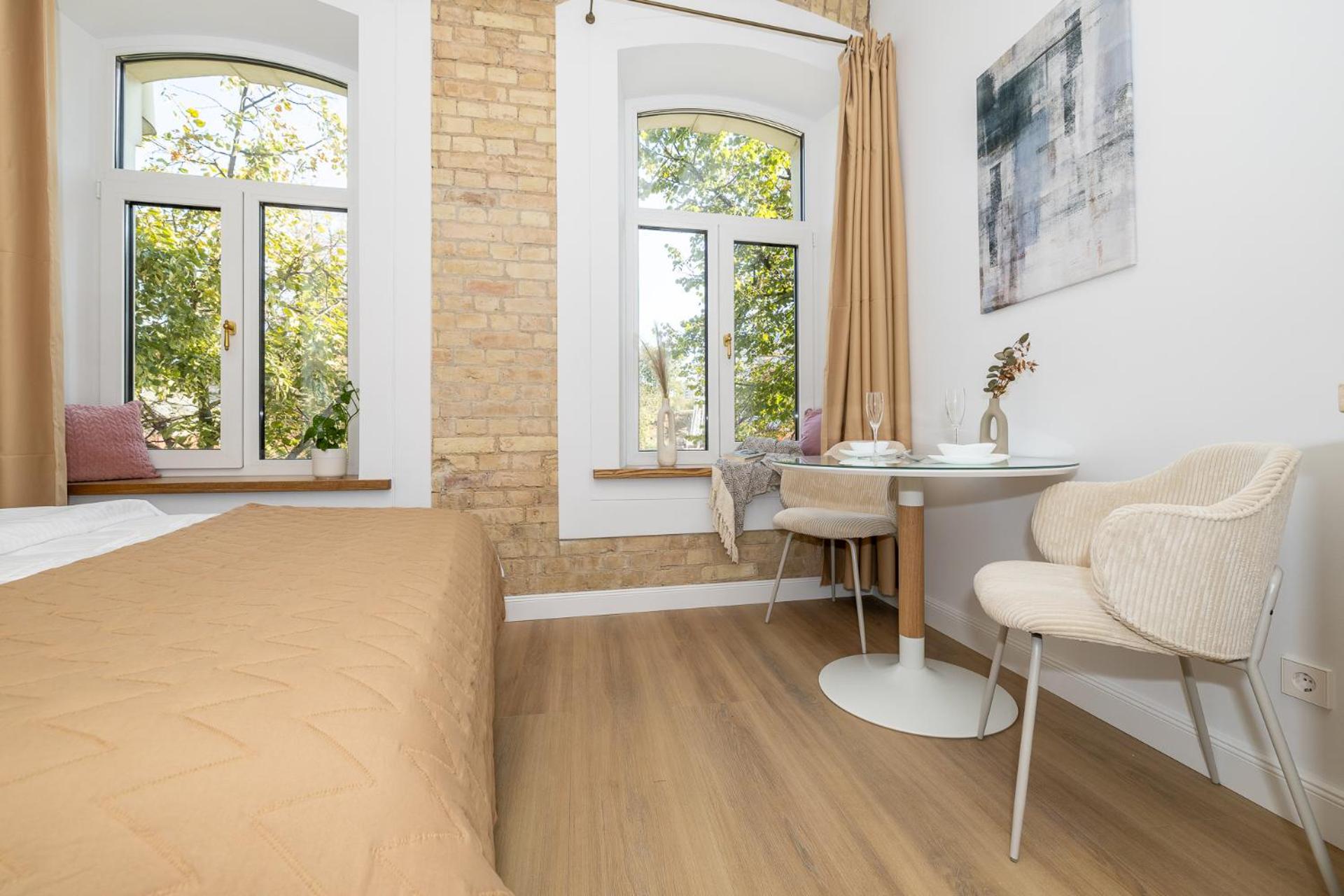 cohost I Brand New Apt, w-AC in a Central Location