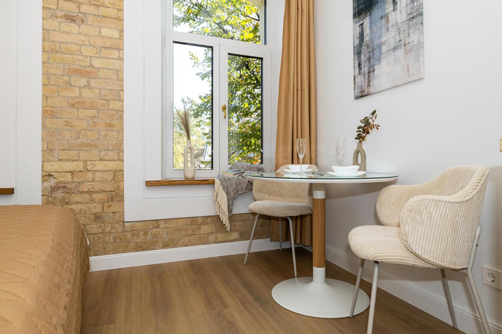 cohost I Brand New Apt, w-AC in a Central Location