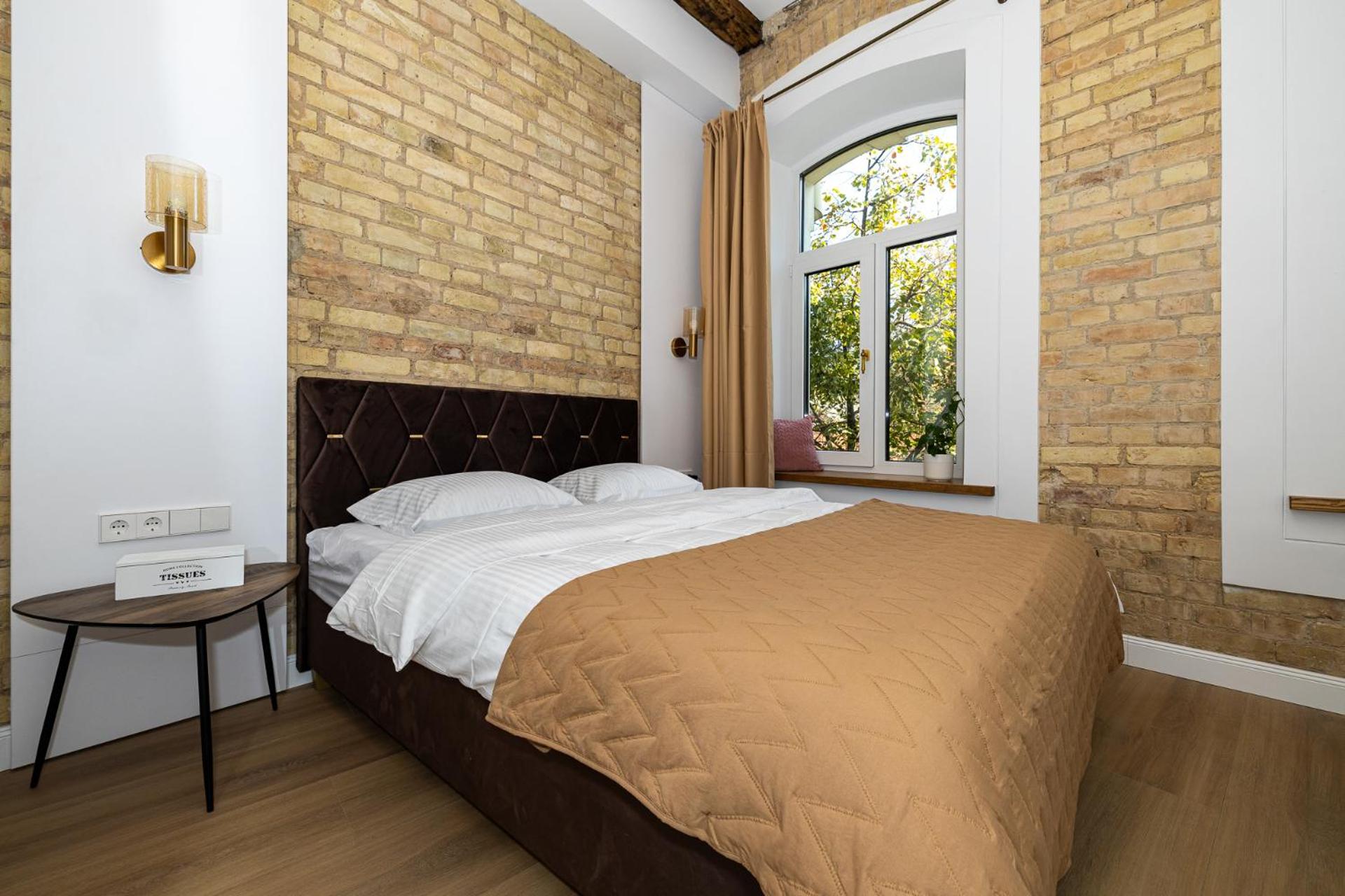 cohost I Brand New Apt, w-AC in a Central Location