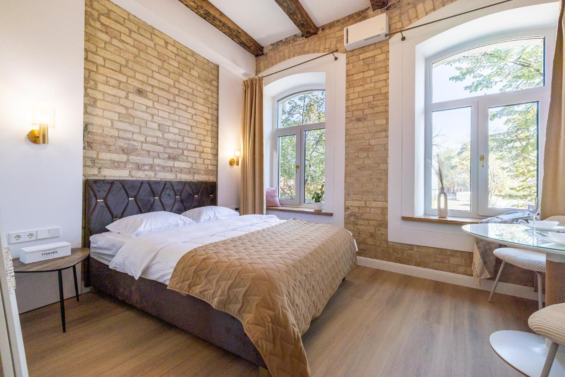 cohost I Brand New Apt, w-AC in a Central Location