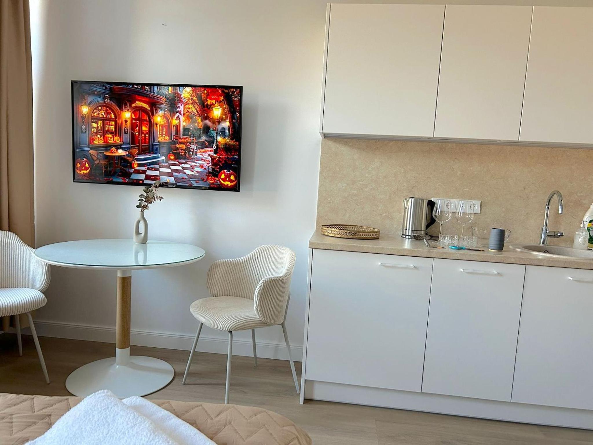 cohost I Brand New Apt, w-AC in a Central Location