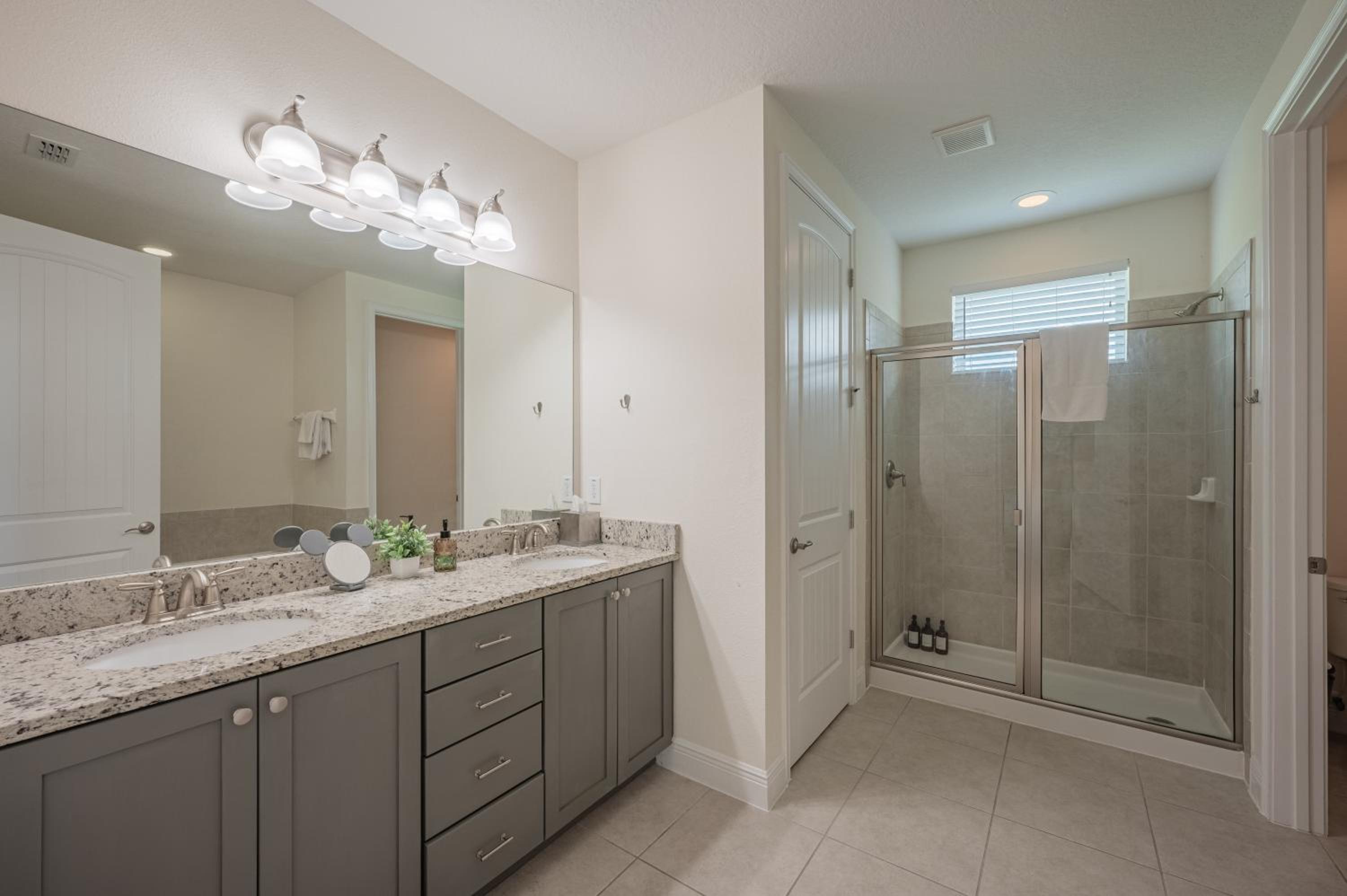 Luxury 5BR Villa, Pool Spa, 15min Disney