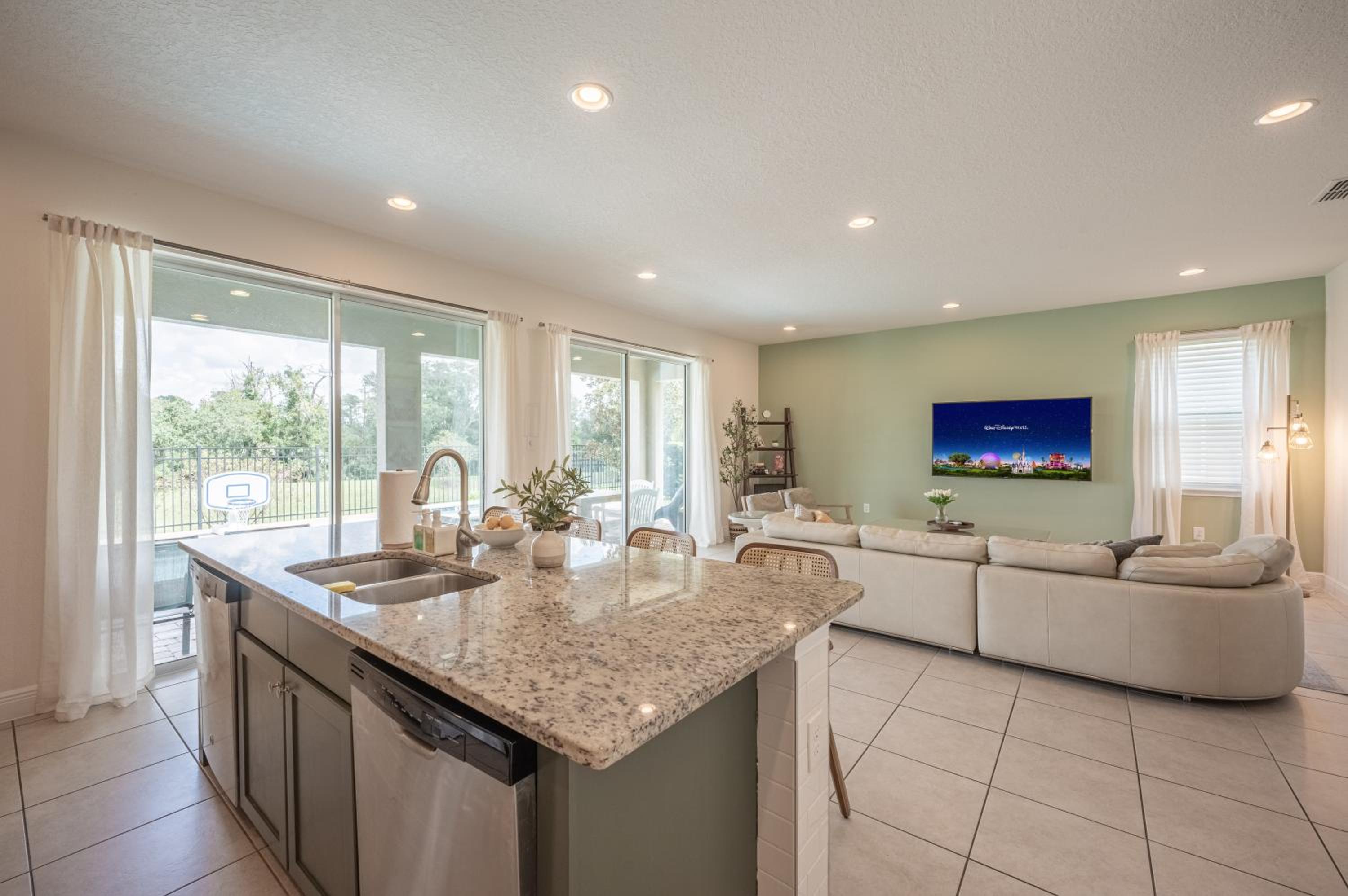 Luxury 5BR Villa, Pool Spa, 15min Disney