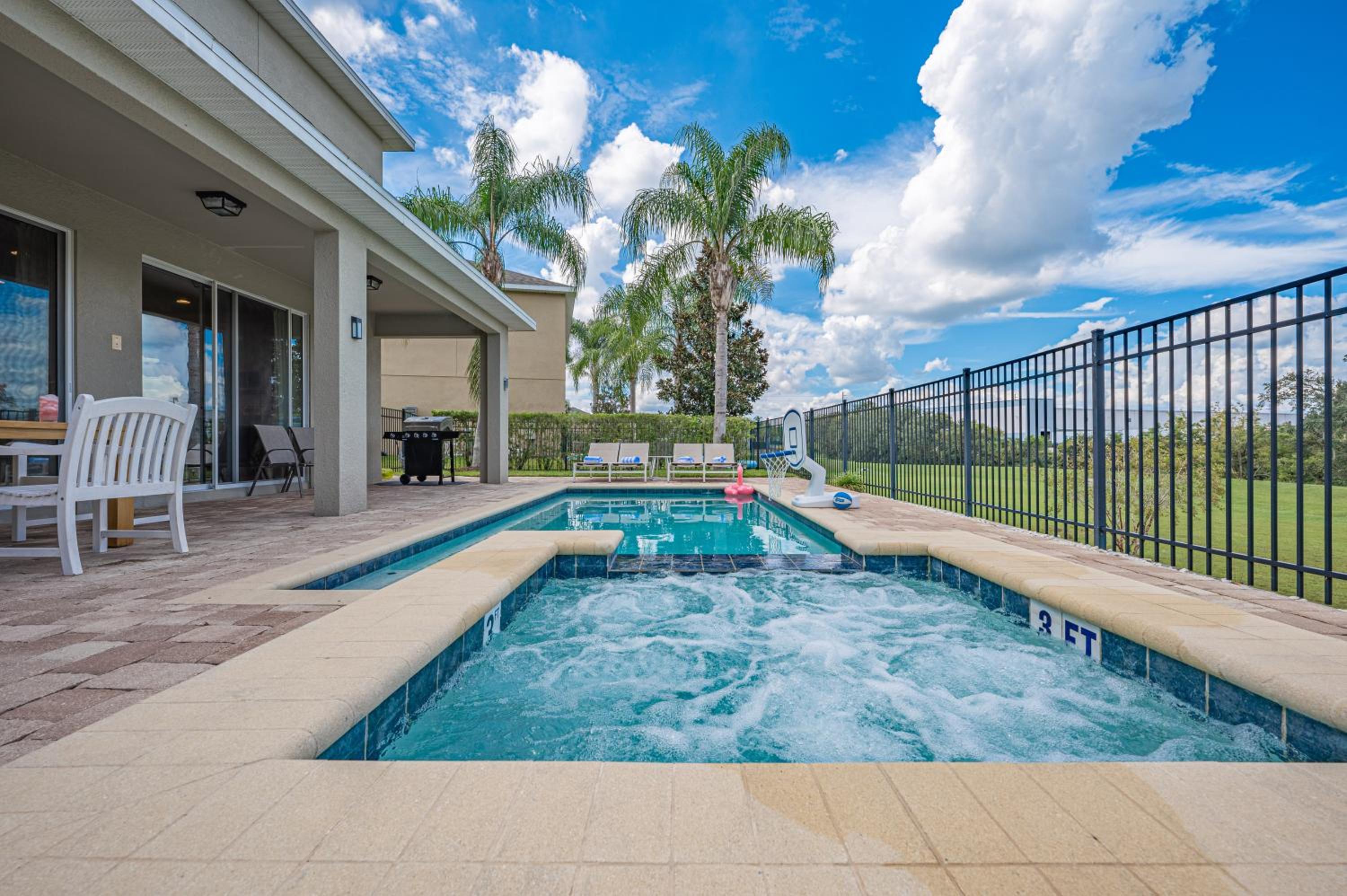 Luxury 5BR Villa, Pool Spa, 15min Disney