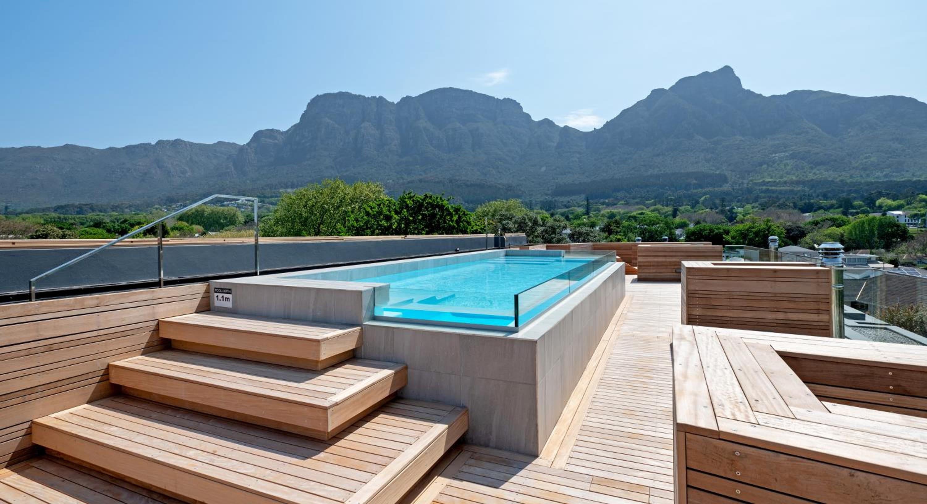 Neue luxuriöse Penthouse-Wohnung mit 3 Schlafzimmern, atemberaubendem Tafelbergblick und Rooftop Pool auf 210m2