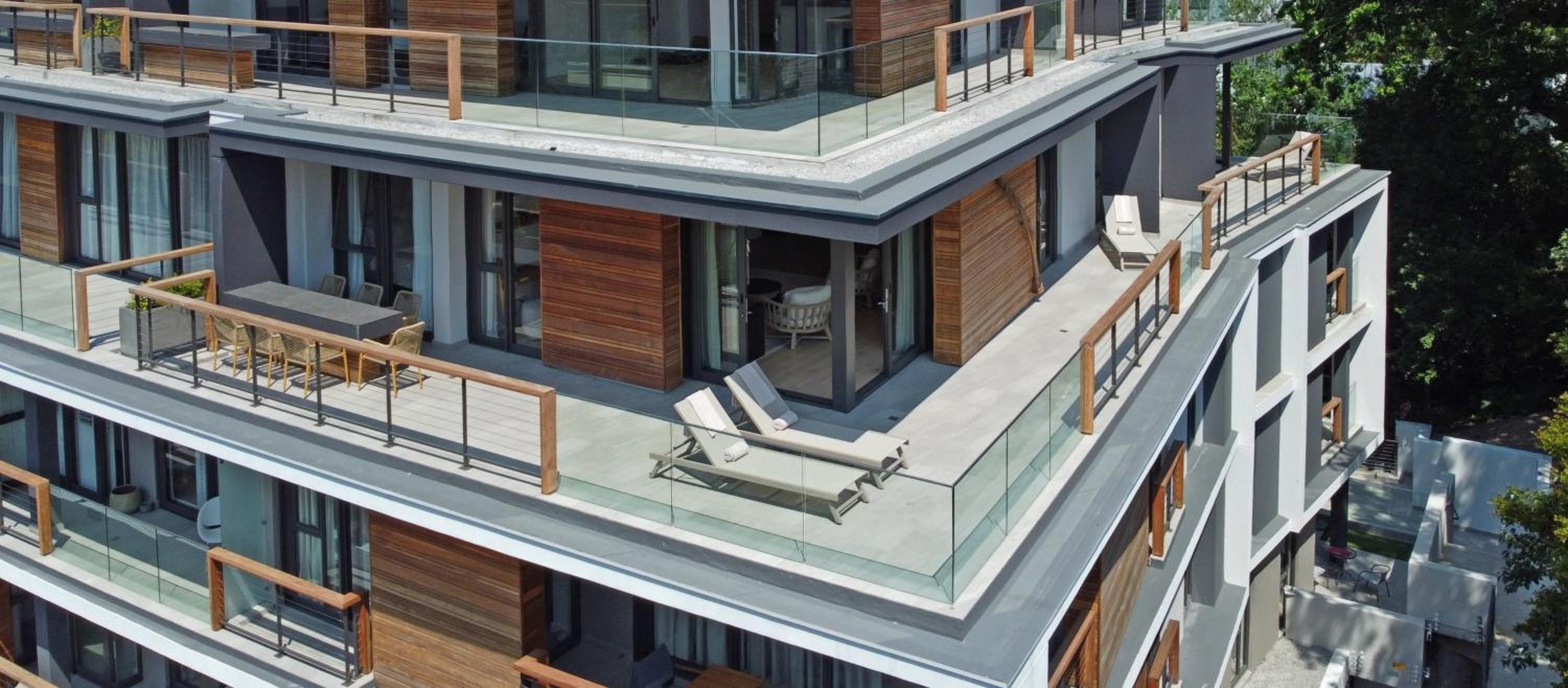 Neue luxuriöse Penthouse-Wohnung mit 3 Schlafzimmern, atemberaubendem Tafelbergblick und Rooftop Pool auf 210m2