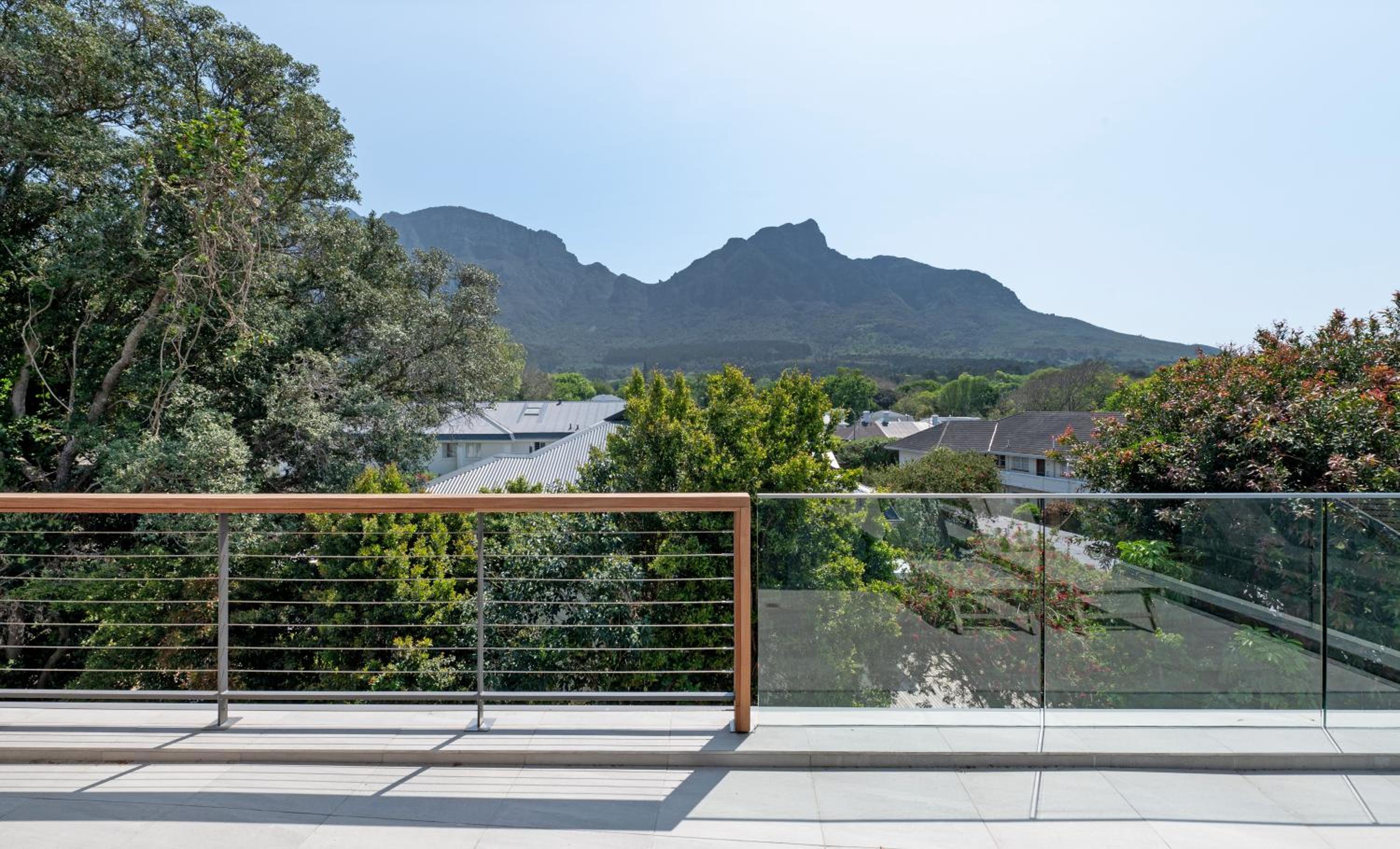 Neue luxuriöse Penthouse-Wohnung mit 3 Schlafzimmern, atemberaubendem Tafelbergblick und Rooftop Pool auf 210m2