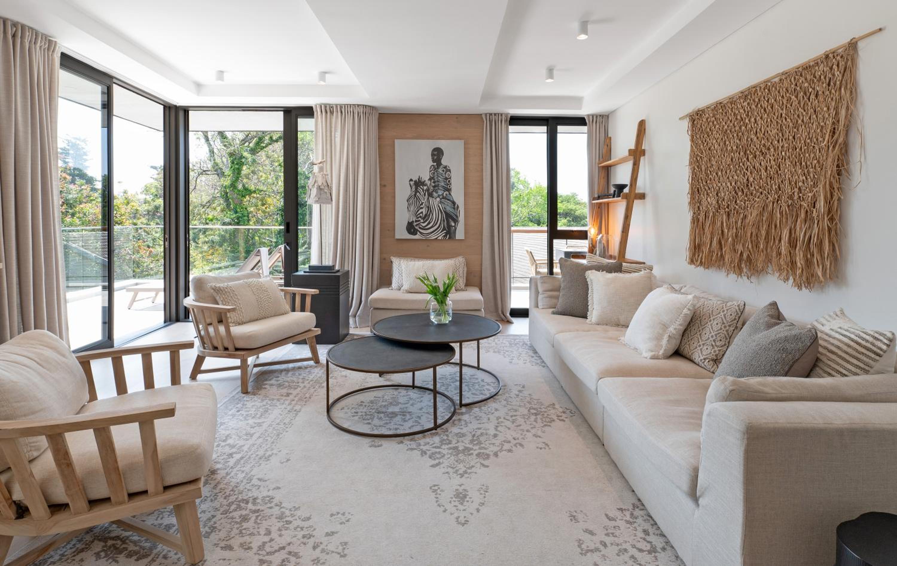 Neue luxuriöse Penthouse-Wohnung mit 3 Schlafzimmern, atemberaubendem Tafelbergblick und Rooftop Pool auf 210m2