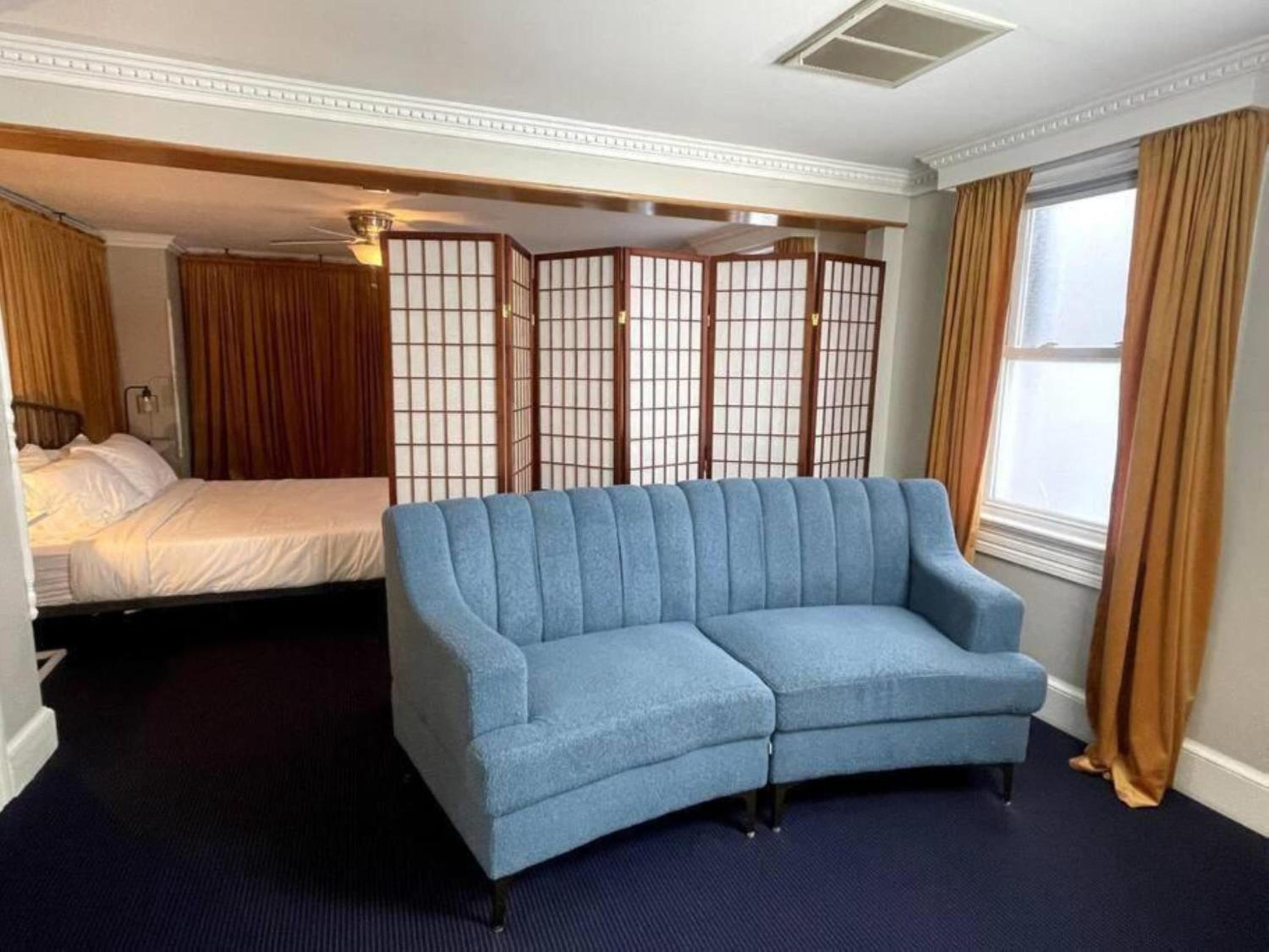 Large Capitol Hill Studio - Free Parking, Walk to Capitol view 3