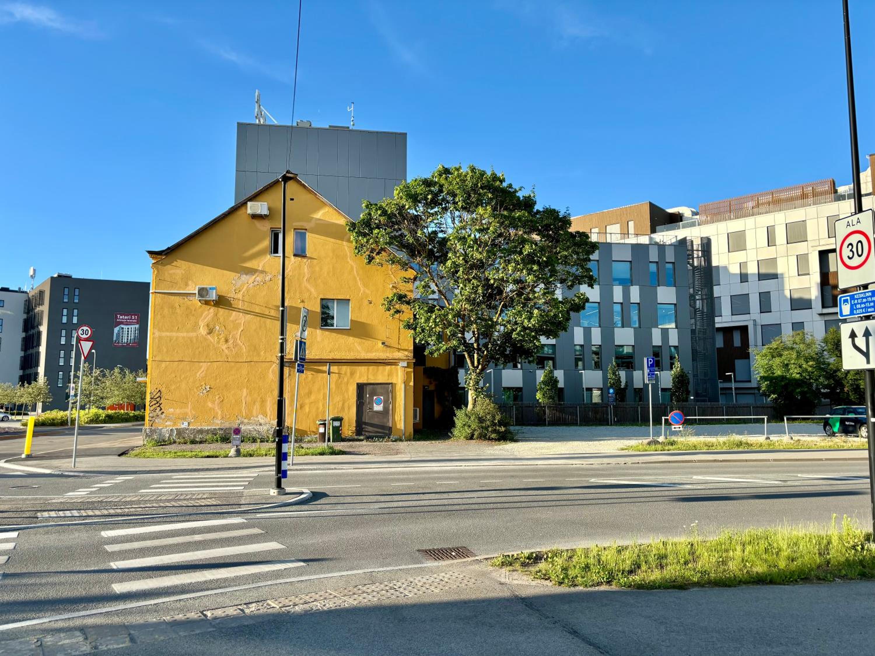 Tallinn Central 3BR Apt with Free WiFi & Parking view 4