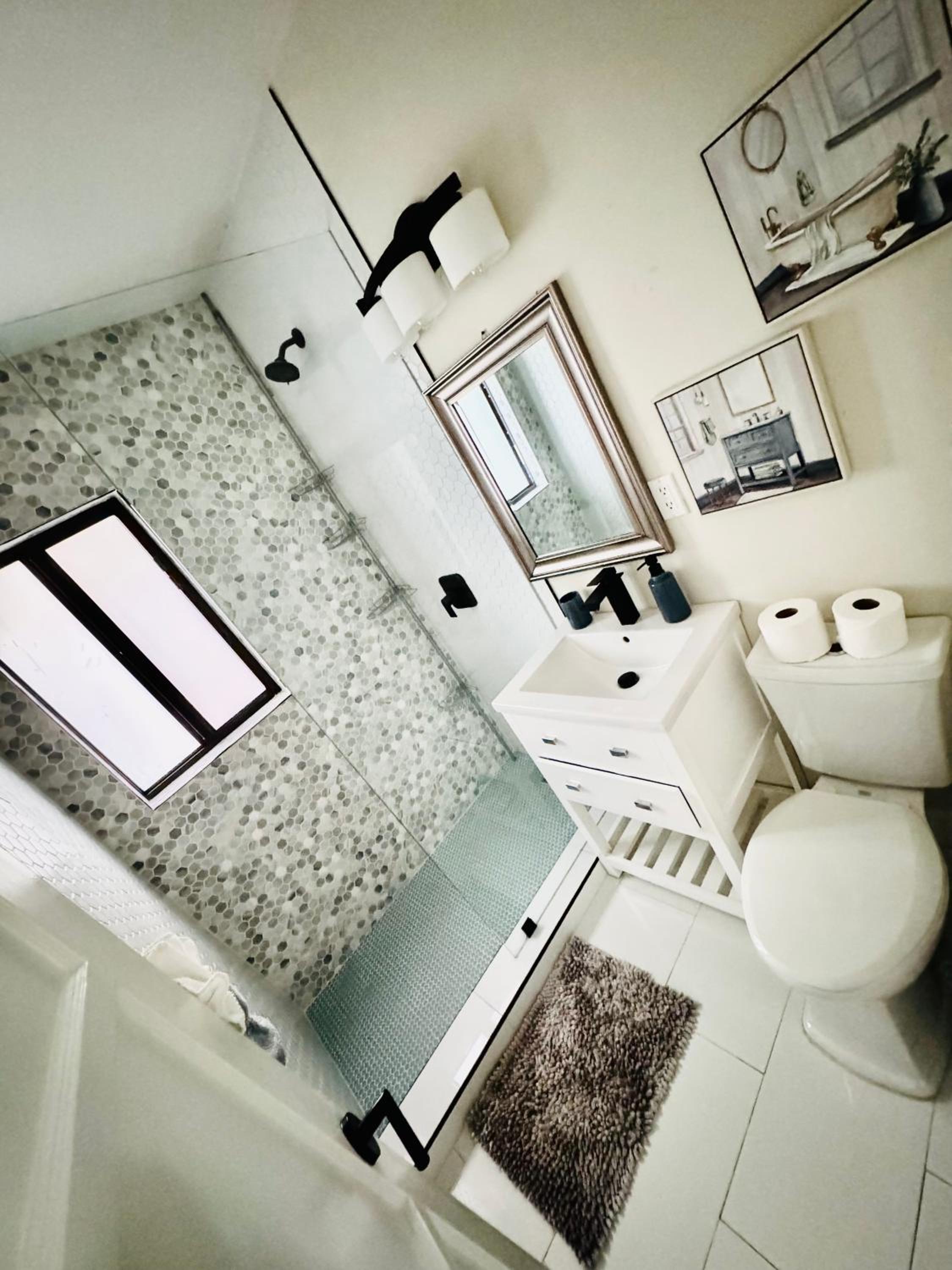 Charming 3-bedroom house with WiFi, AC in pleasant North Miami view 2