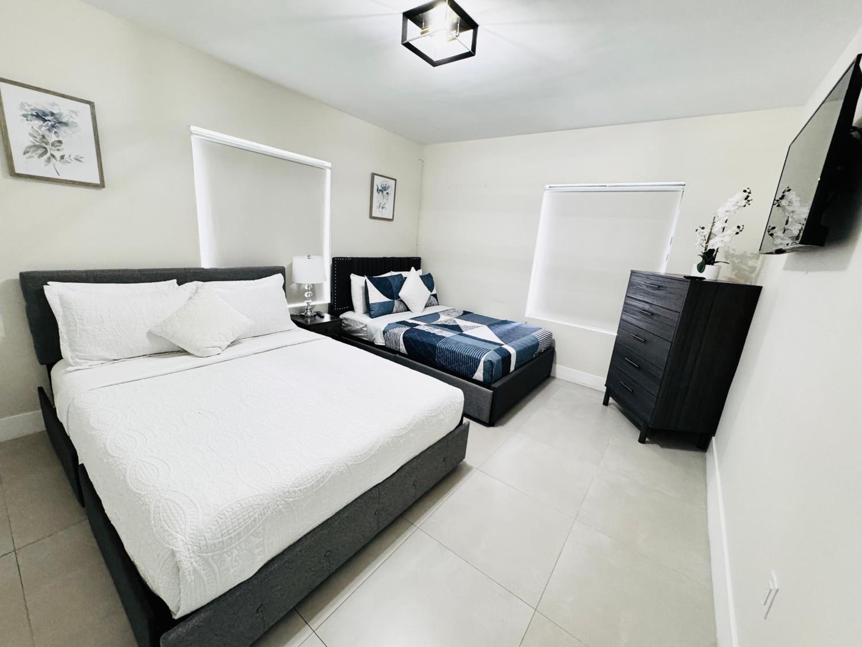 Charming 3-bedroom house with WiFi, AC in pleasant North Miami view 4