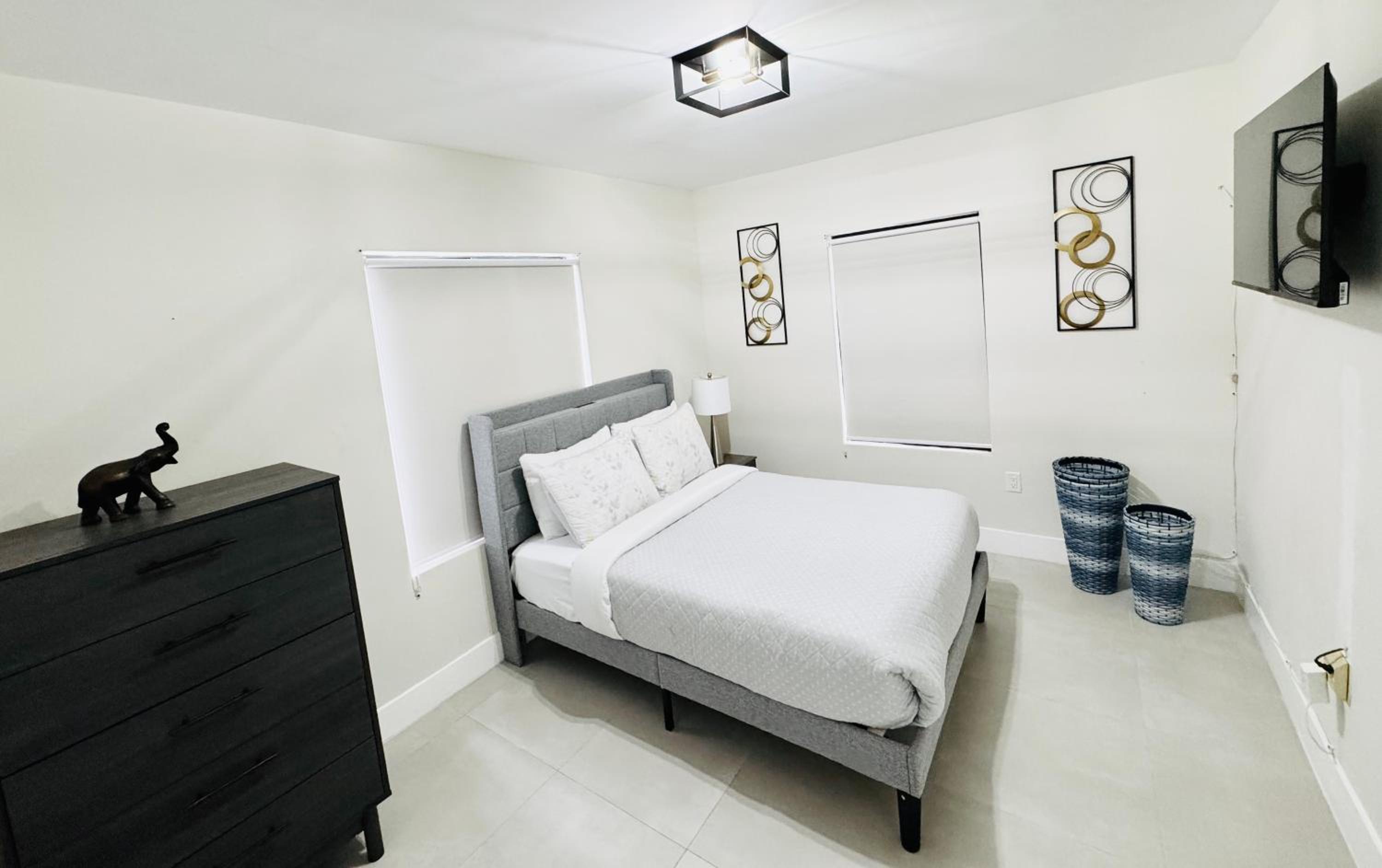 Charming 3-bedroom house with WiFi, AC in pleasant North Miami view 5