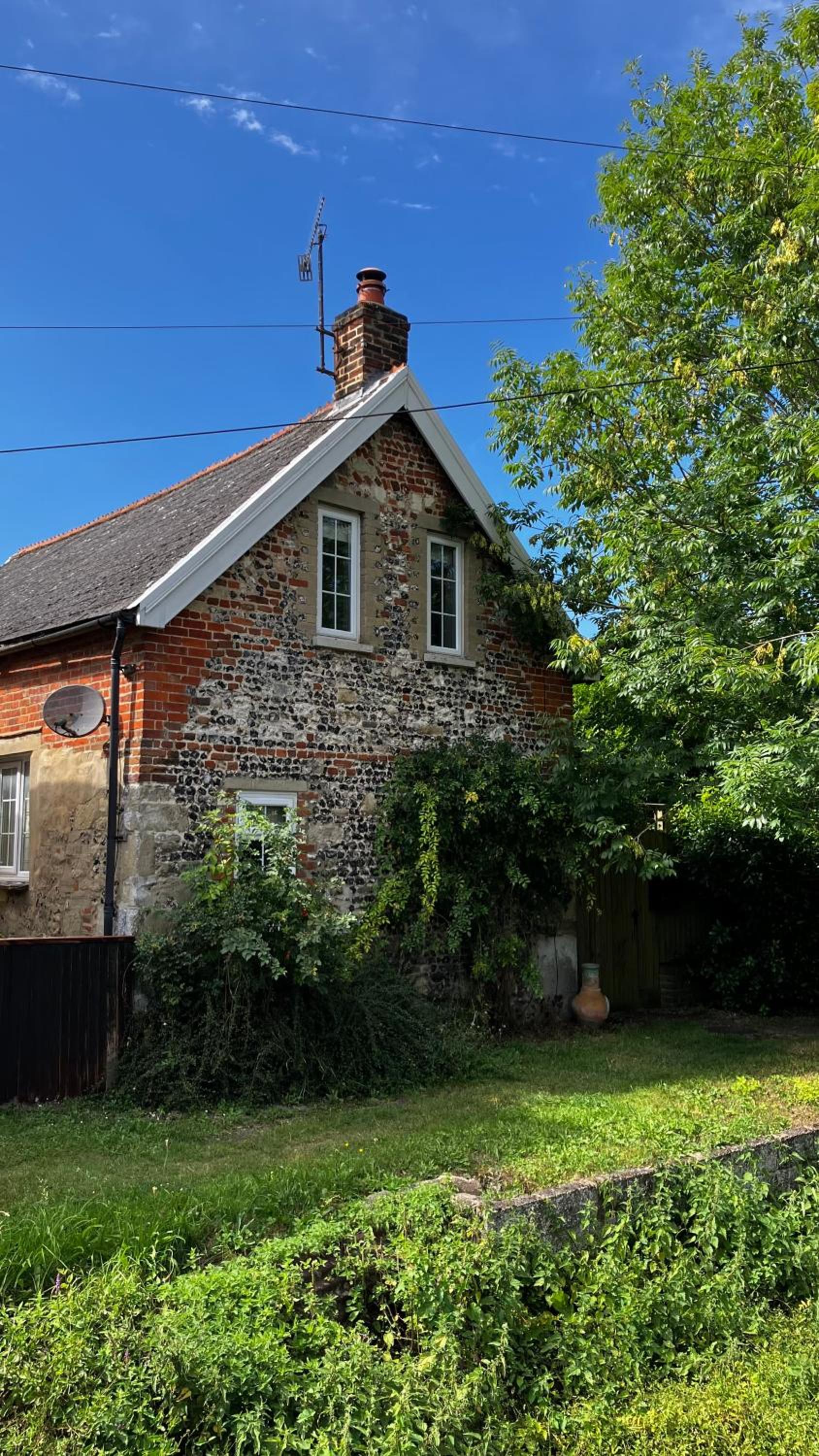 Historic, traditional & Spacious Wiltshire Cottage view 3