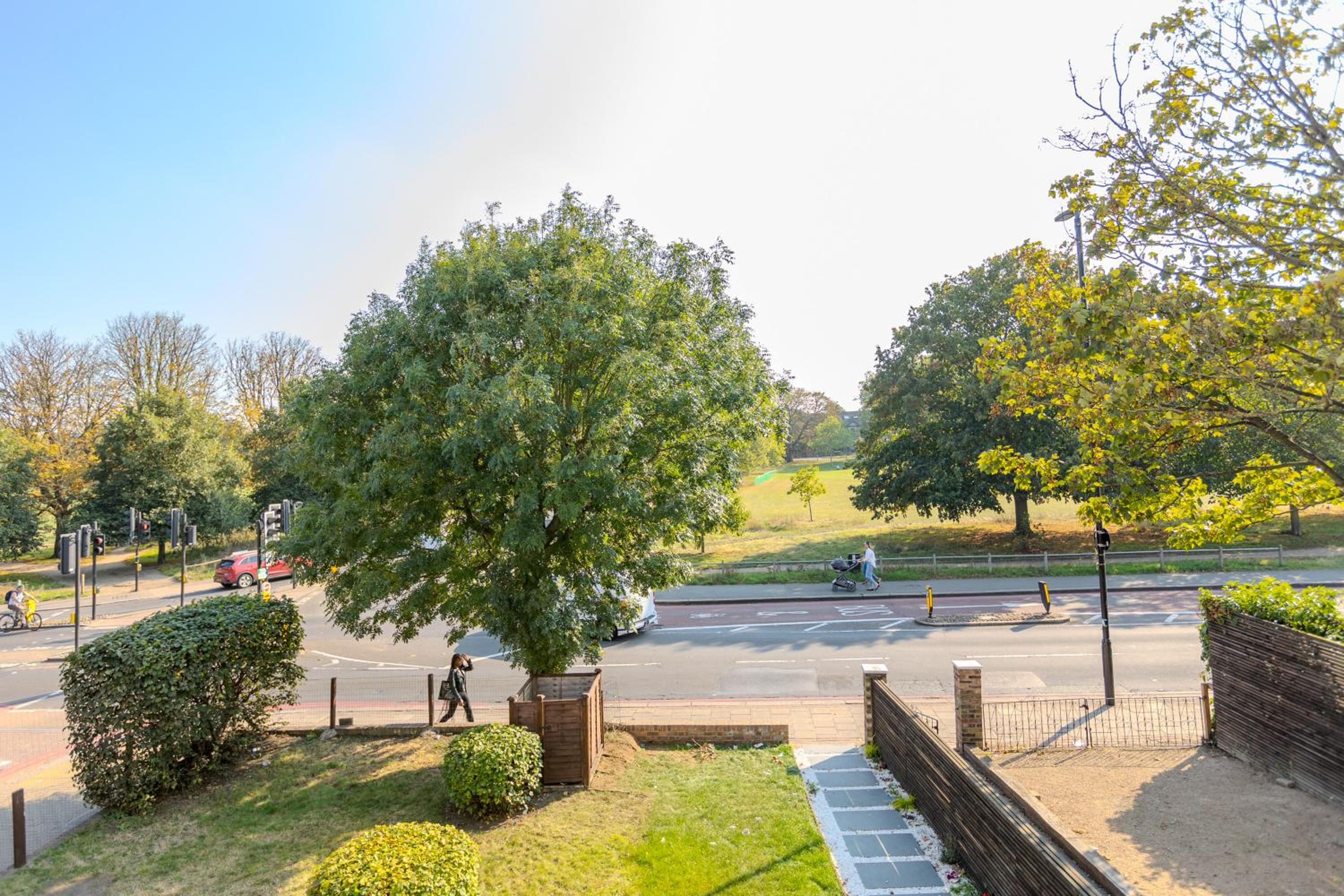 Bright 3BR duplex flat with a terrace in Clapham