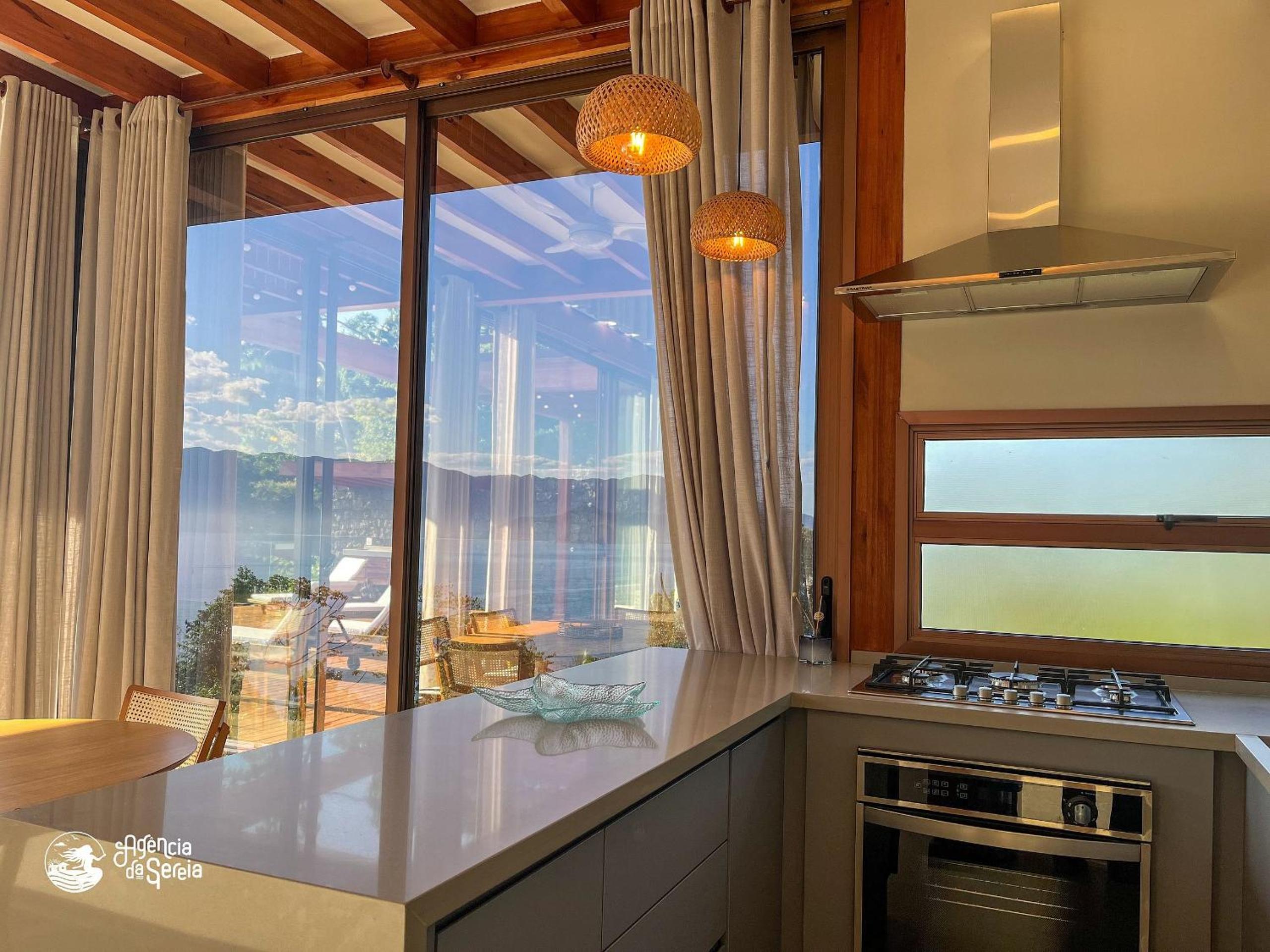 Casa com vista-mar e temporada baleias em Ilhabela