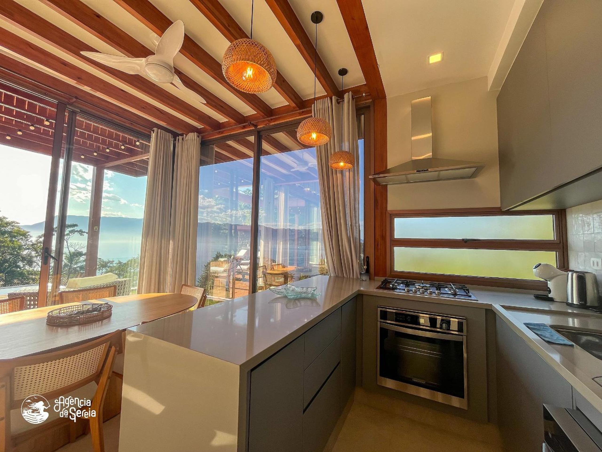 Casa com vista-mar e temporada baleias em Ilhabela