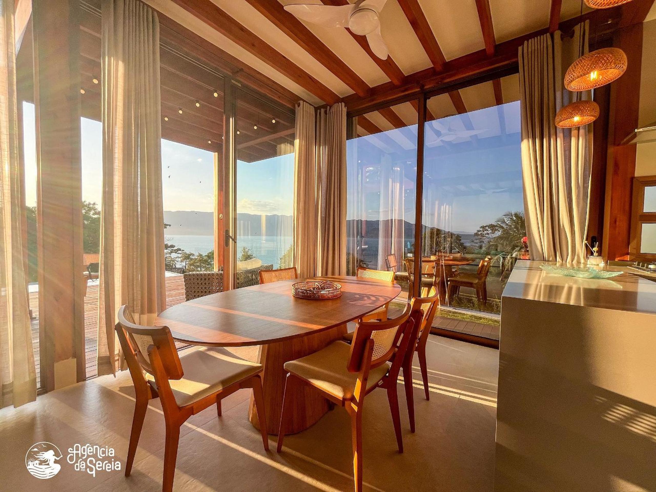 Casa com vista-mar e temporada baleias em Ilhabela