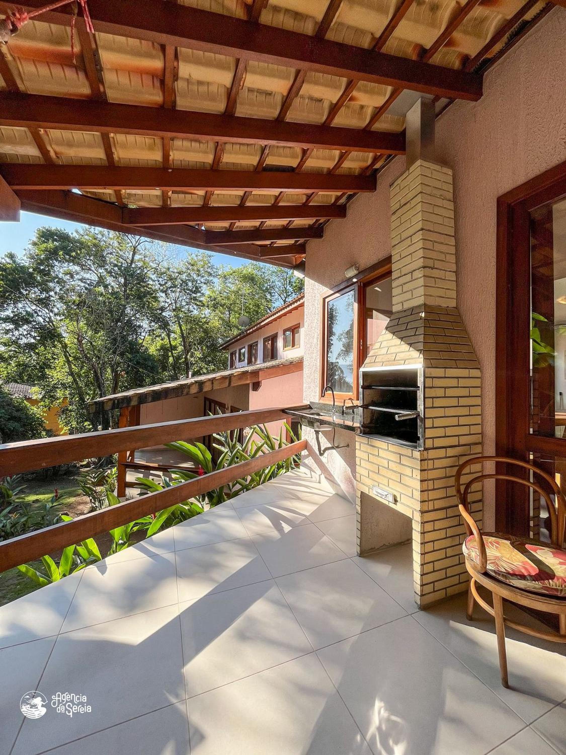 Linda casa com varanda gourmet em condomínio
