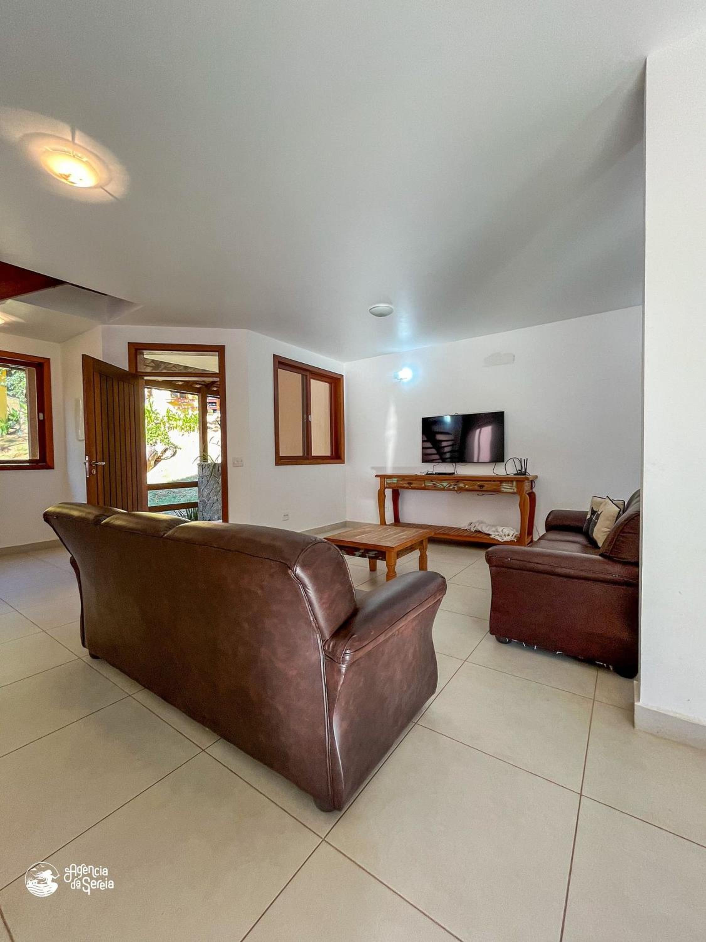 Linda casa com varanda gourmet em condomínio
