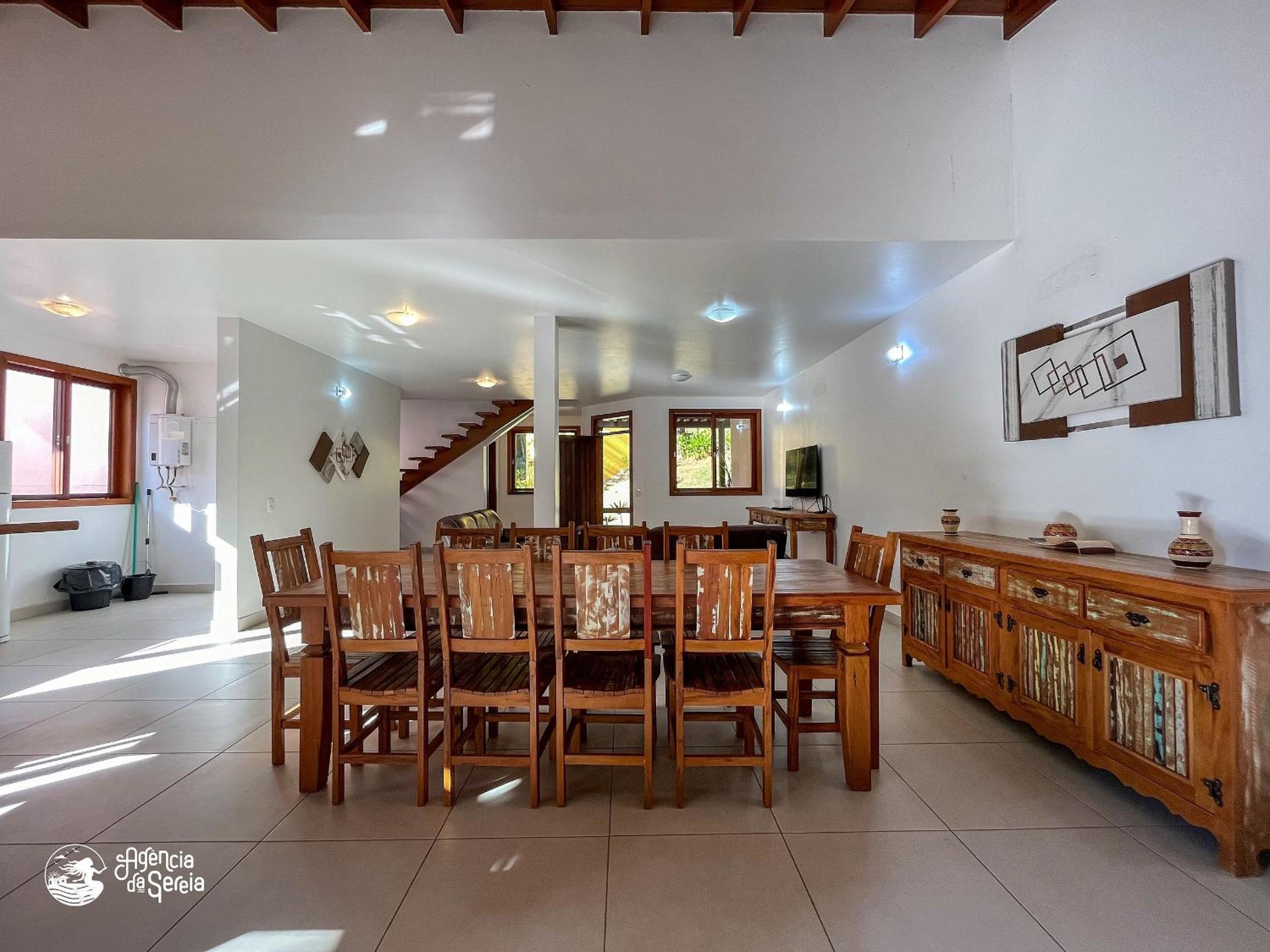 Linda casa com varanda gourmet em condomínio