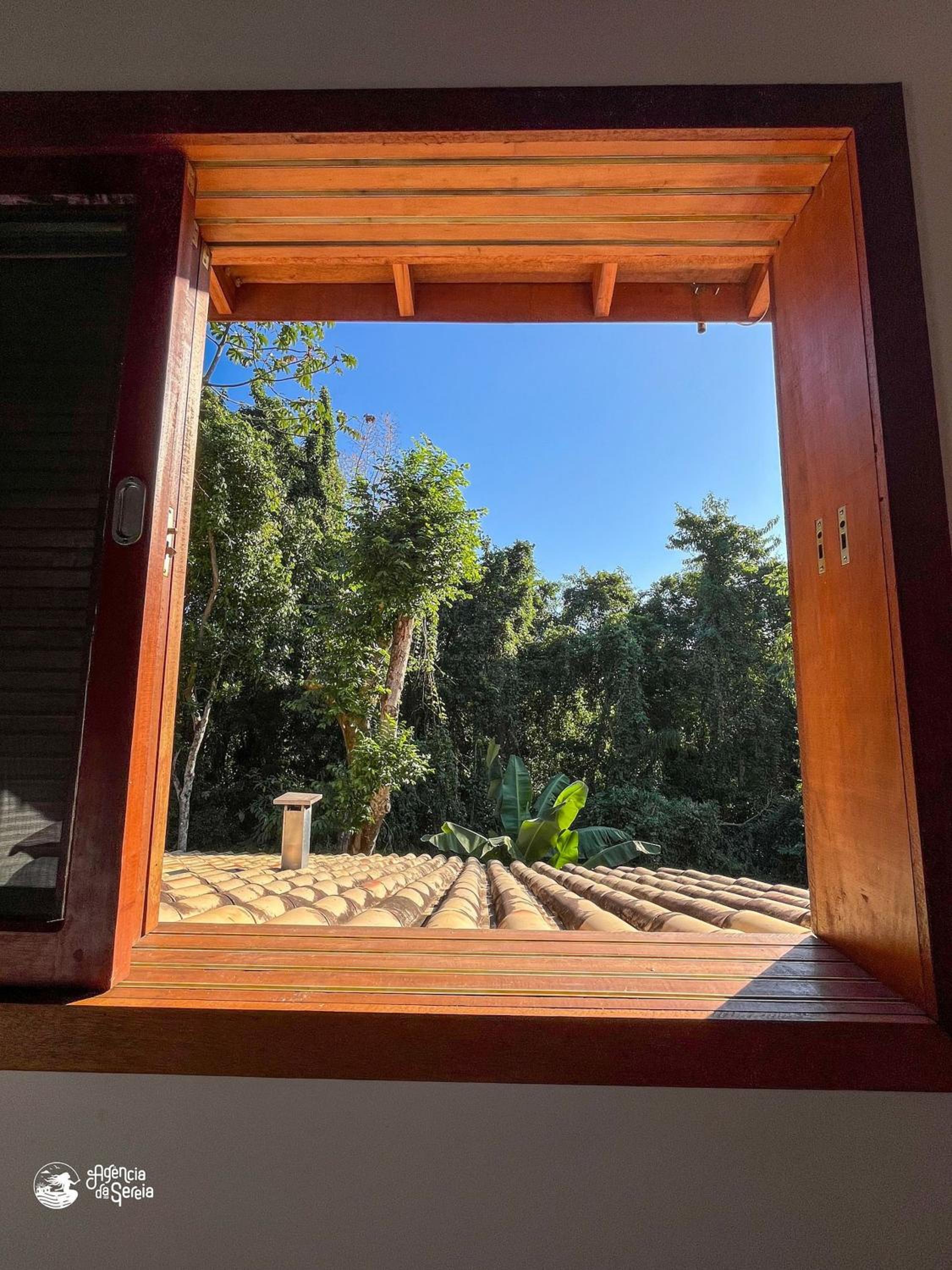 Linda casa com varanda gourmet em condomínio