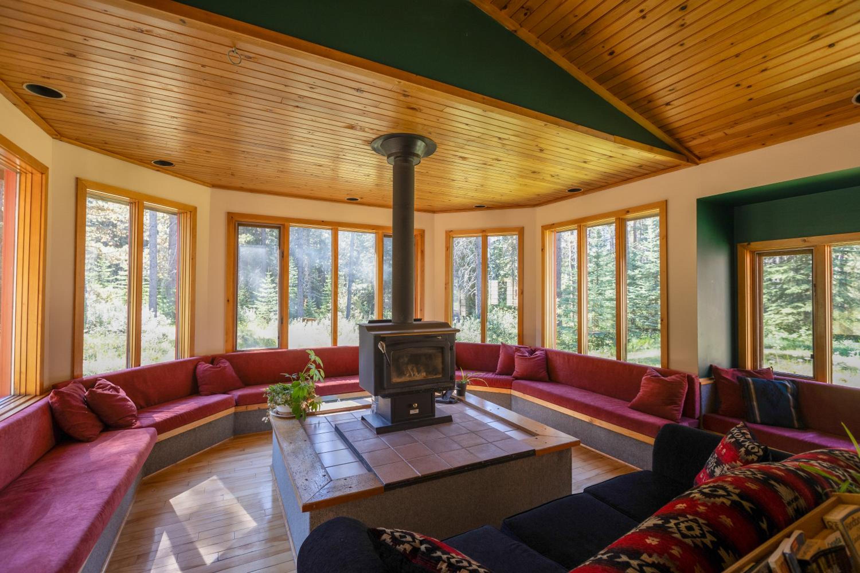 HI Castle Mountain - Hostel